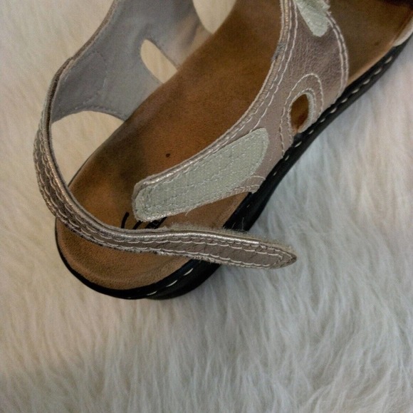 Clarks Collection Womens Size 10 Sandals Metallic Gold Soft Cushion Comfort - Picture 7 of 10